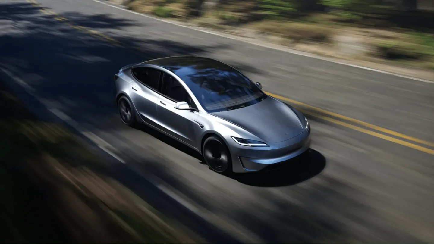 在沖繩公路上行駛的特斯拉 Model 3