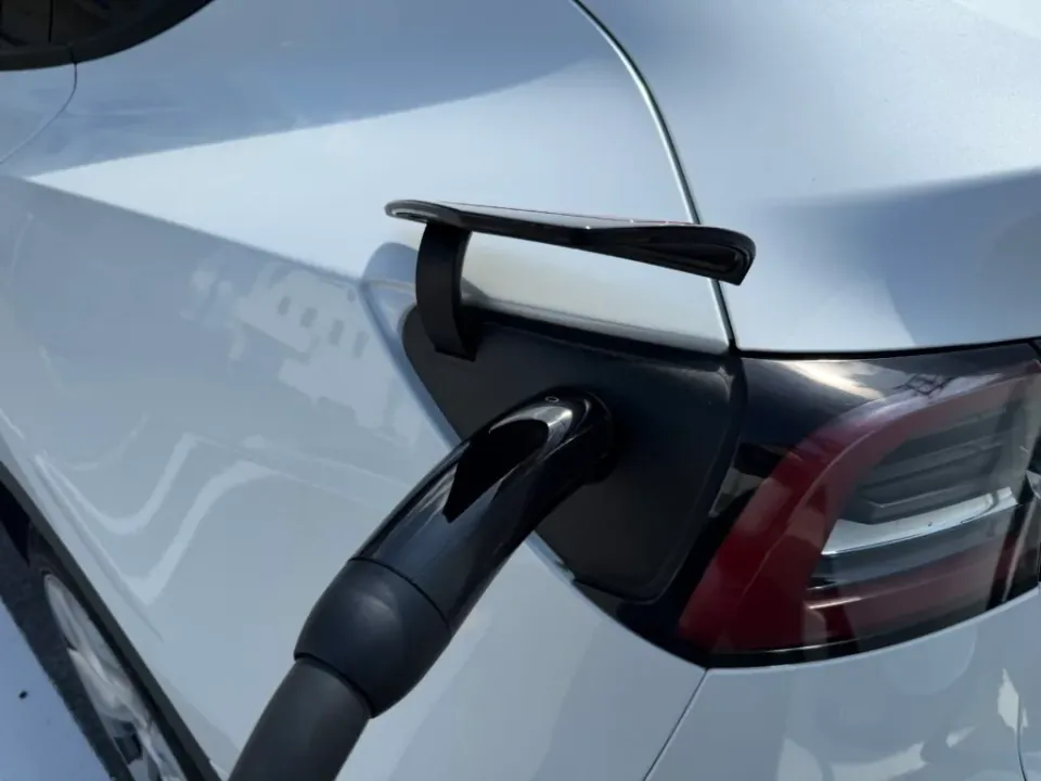 充電槍插入特斯拉車身側後方的充電孔