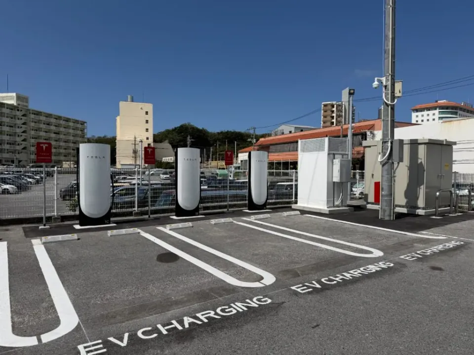 那霸超級充電站的 3 座特斯拉充電樁,設於 FamilyMart 那霸天久店停車場